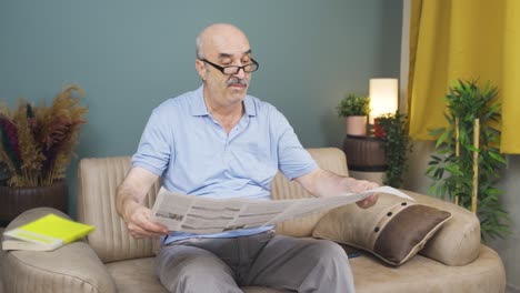 The-old-man-reading-the-newspaper.